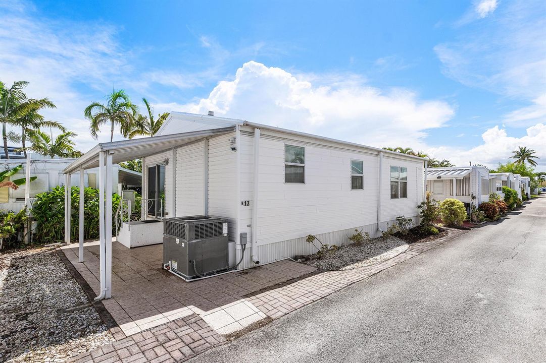 001-13HibiscusDrive-H-BrinyBreezes-FL-33