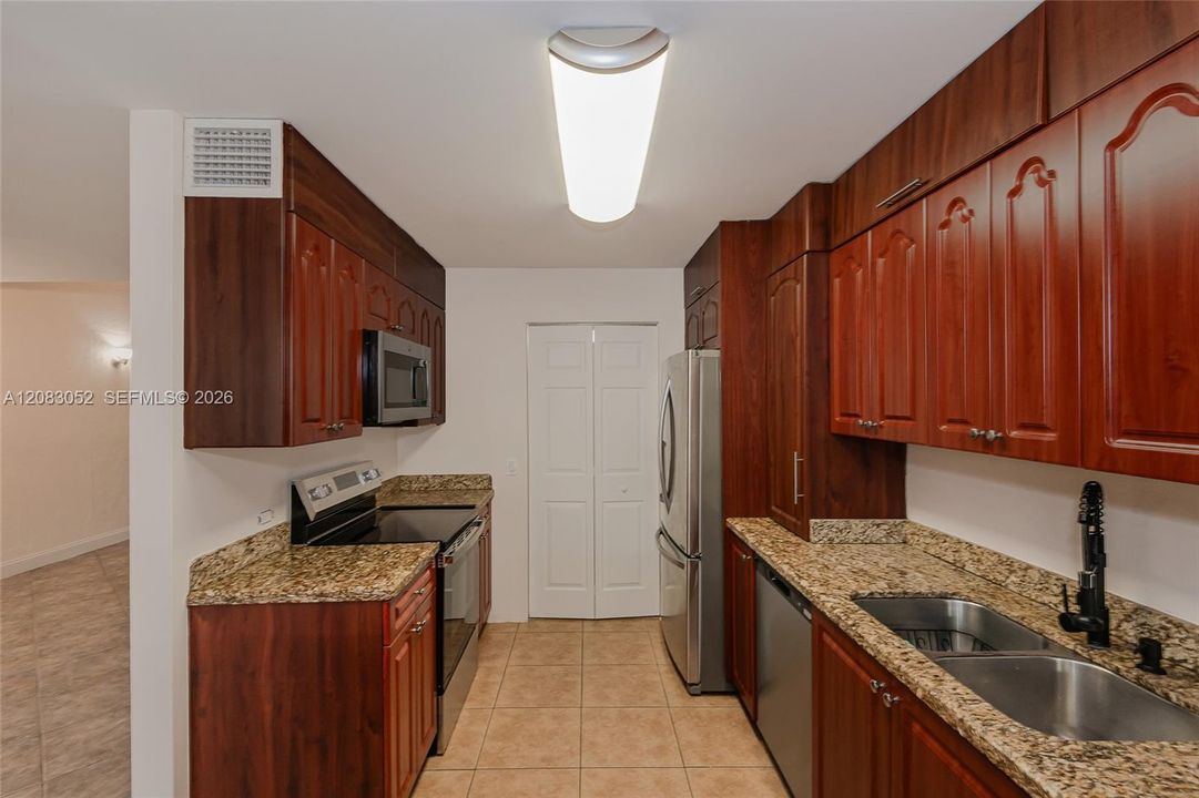 В аренду: $3,400 (3 спален, 3 ванн, 1686 Квадратных фут)