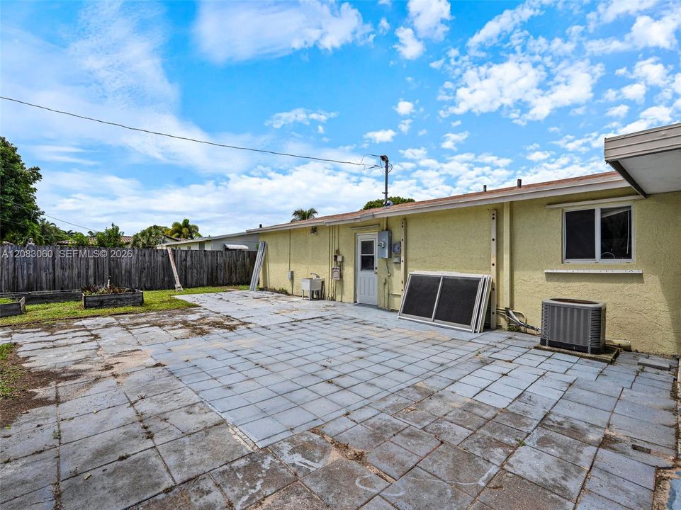 For Sale: $595,000 (3 beds, 2 baths, 1152 Square Feet)