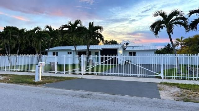 For Sale: $749,999 (6 beds, 3 baths, 1842 Square Feet)