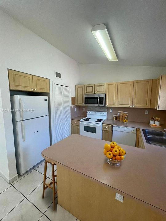 En Renta: $2,750 (3 camas, 2 baños, 1350 Pies cuadrados)