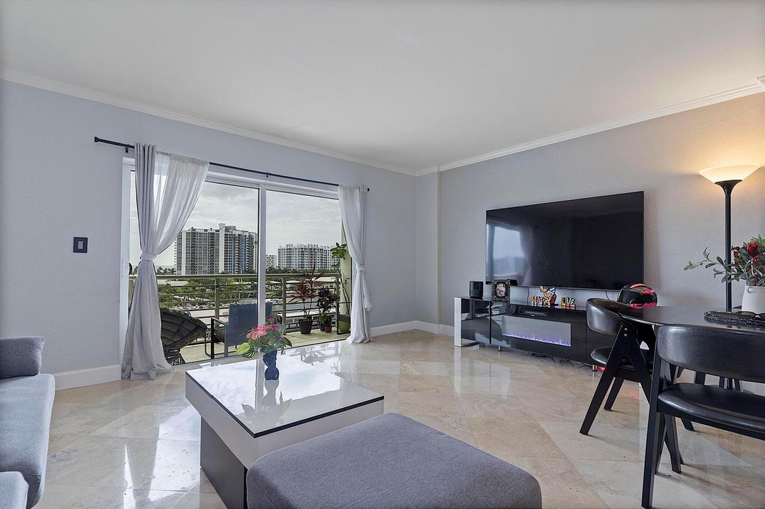2900 NE 30th St - # 8J - 120