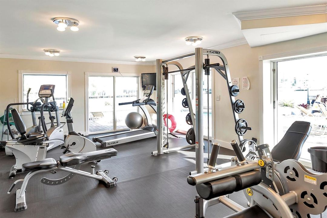 2900 NE 30th St - # 8J - 230