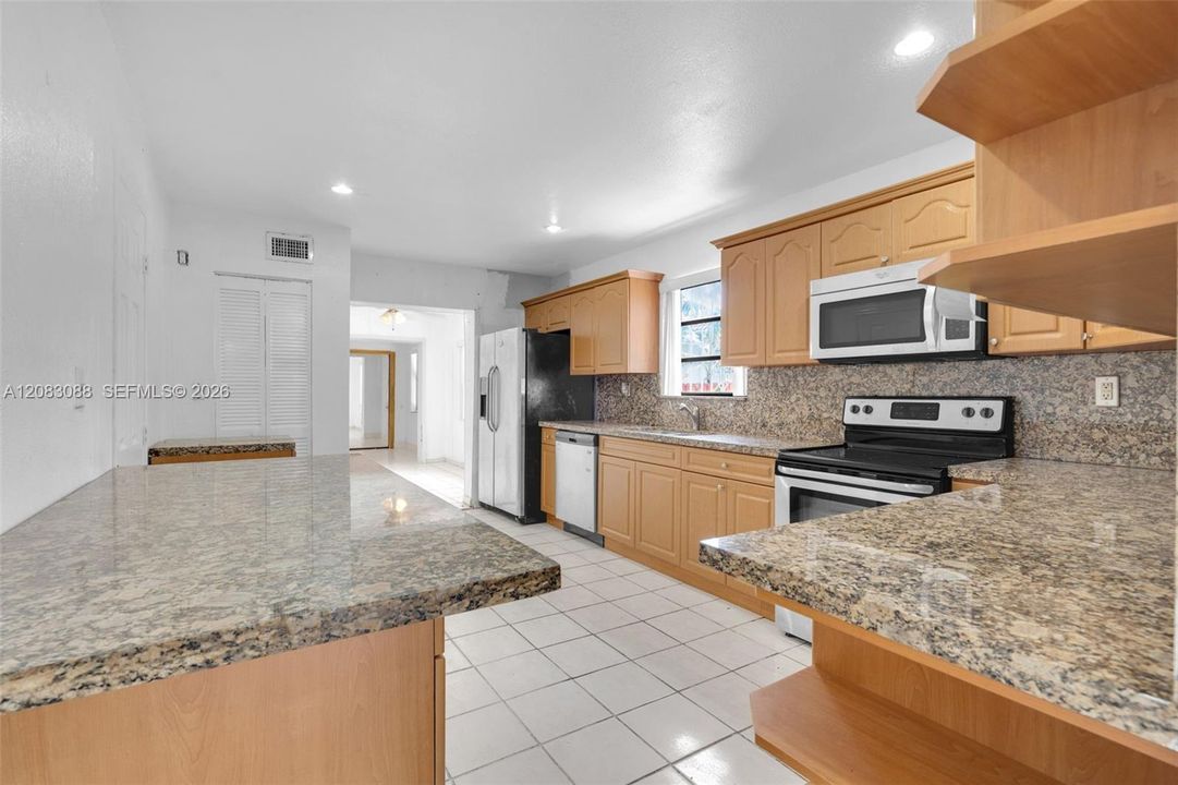 En Venta: $749,000 (5 camas, 5 baños, 2540 Pies cuadrados)