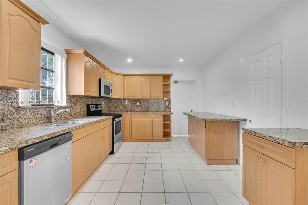 En Venta: $749,000 (5 camas, 5 baños, 2540 Pies cuadrados)