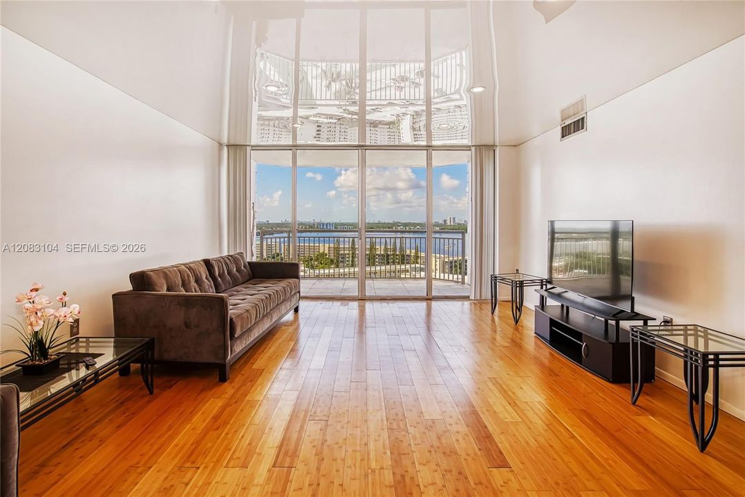 En Venta: $345,000 (2 camas, 2 baños, 1565 Pies cuadrados)