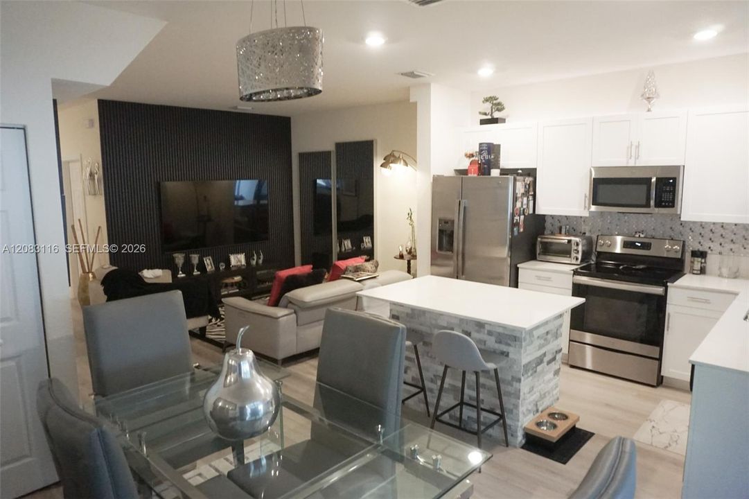En Venta: $508,000 (3 camas, 3 baños, 1332 Pies cuadrados)