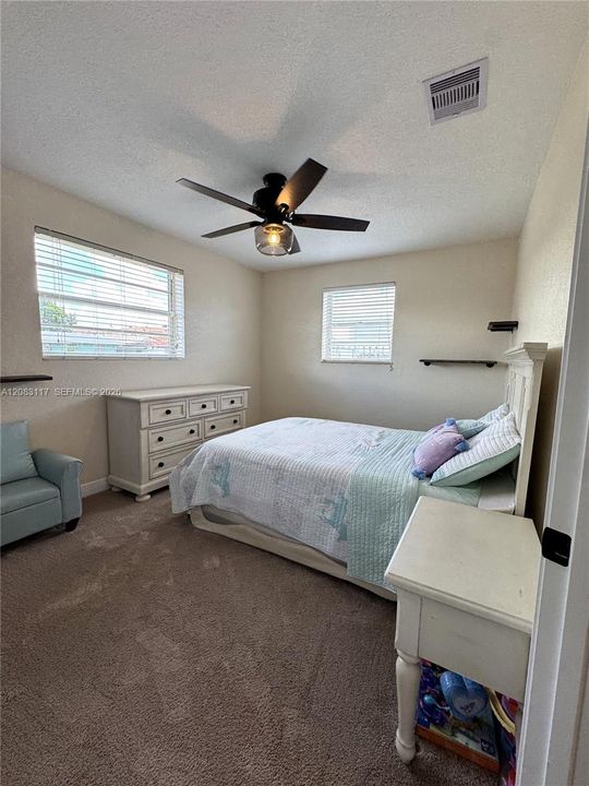 En Venta: $670,000 (3 camas, 2 baños, 1277 Pies cuadrados)