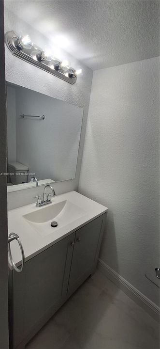 На продажу: $125,000 (2 спален, 2 ванн, 940 Квадратных фут)