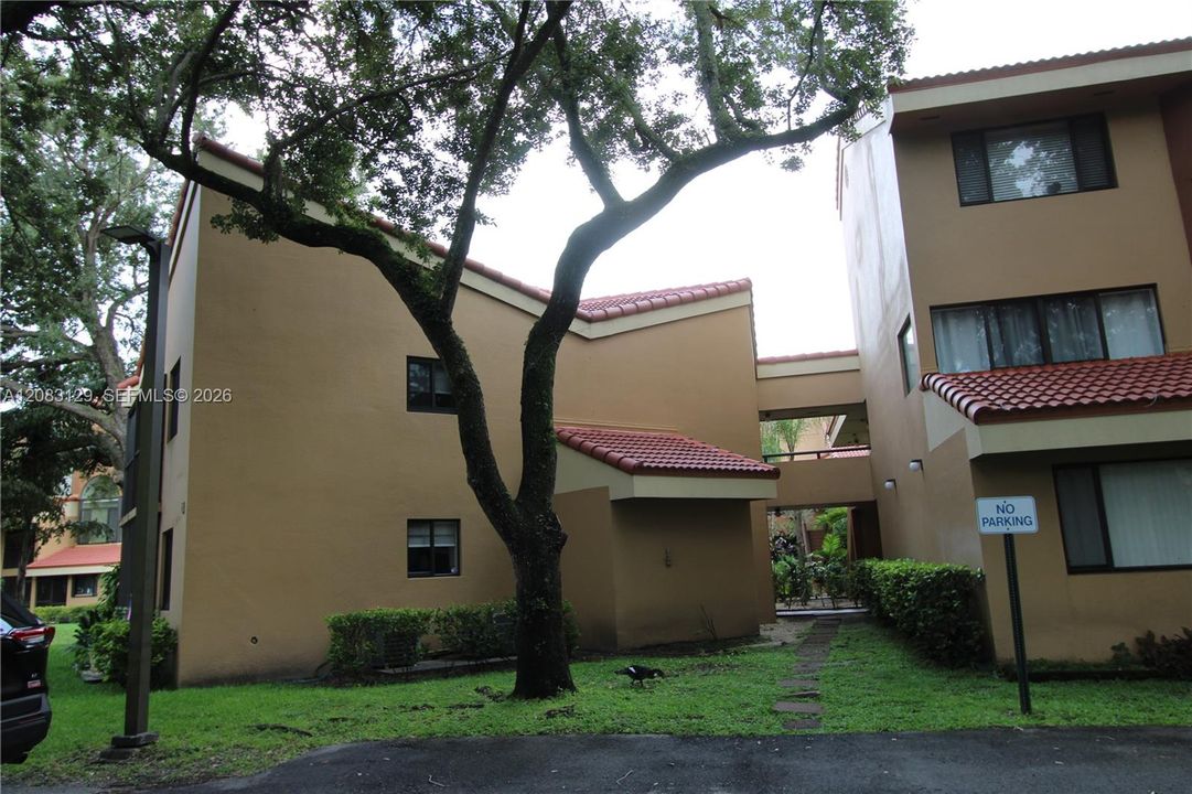 For Rent: $2,300 (2 beds, 2 baths, 850 Square Feet)