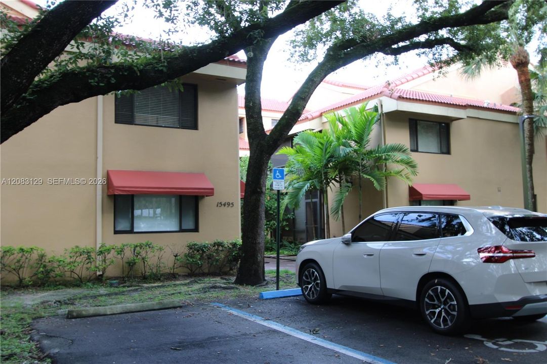 For Rent: $2,300 (2 beds, 2 baths, 850 Square Feet)