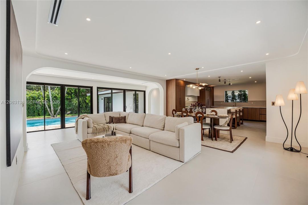 En Venta: $3,495,000 (4 camas, 3 baños, 2416 Pies cuadrados)