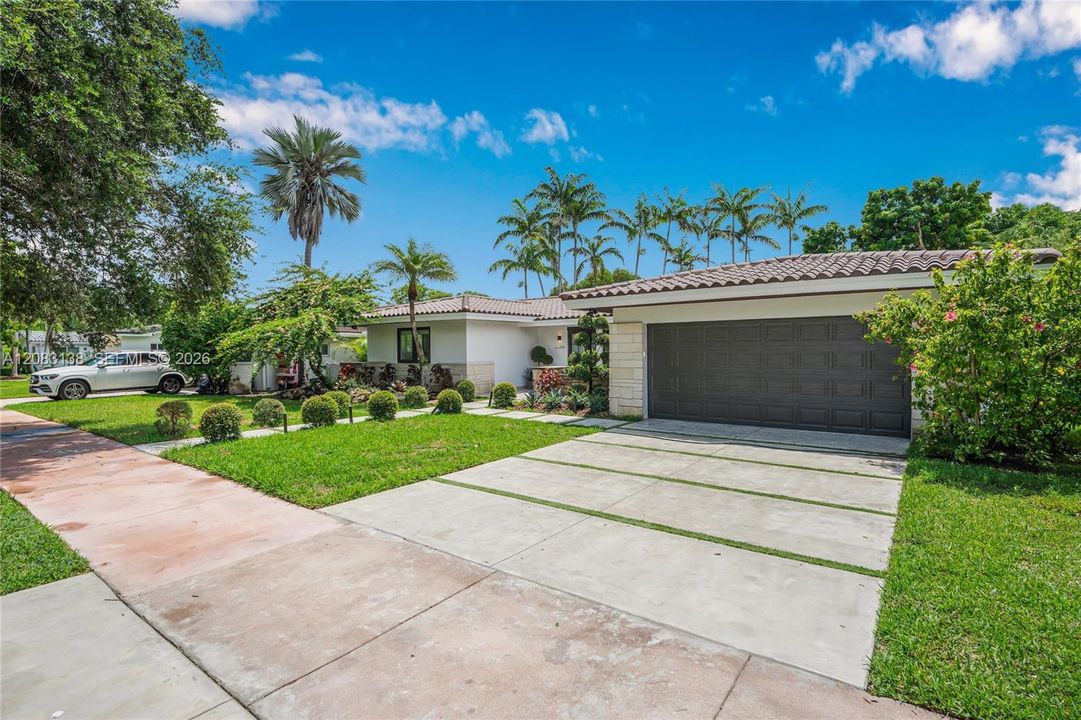 En Venta: $3,495,000 (4 camas, 3 baños, 2416 Pies cuadrados)