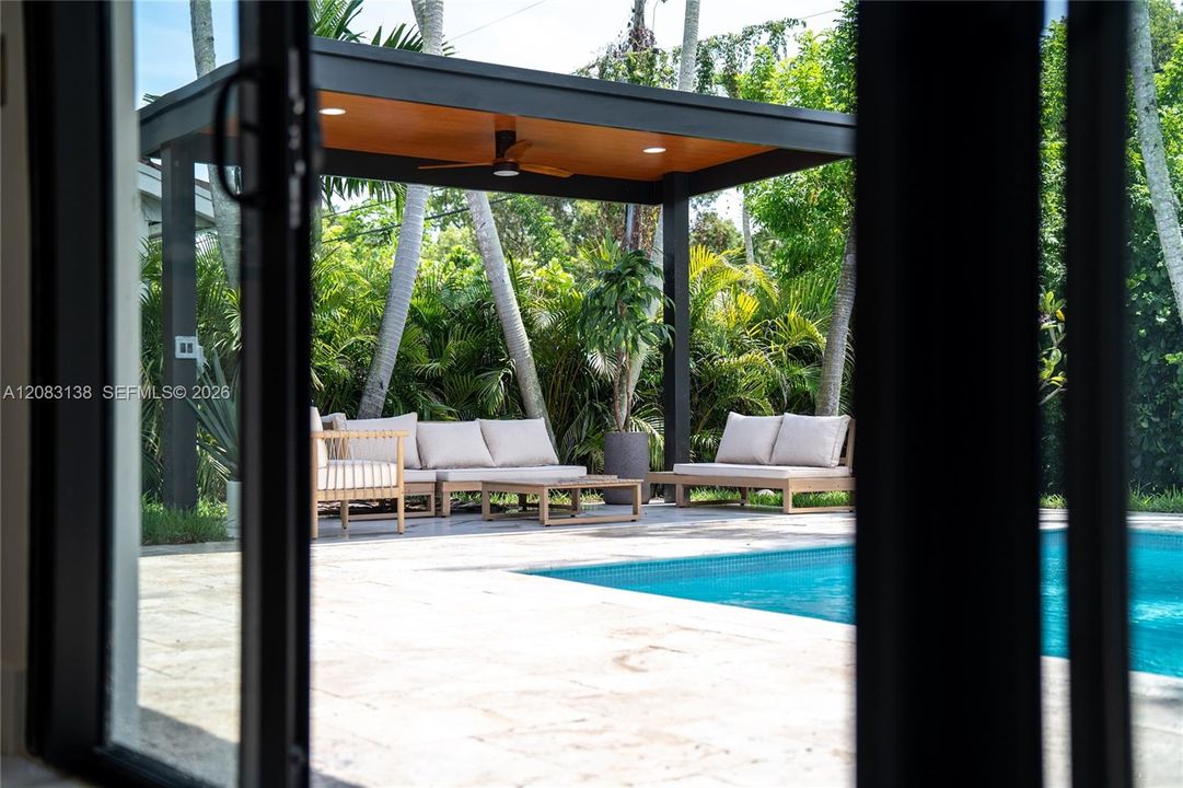 En Venta: $3,495,000 (4 camas, 3 baños, 2416 Pies cuadrados)
