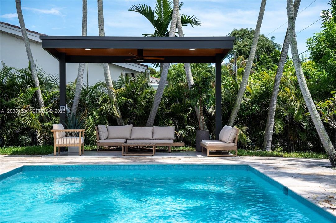 En Venta: $3,495,000 (4 camas, 3 baños, 2416 Pies cuadrados)
