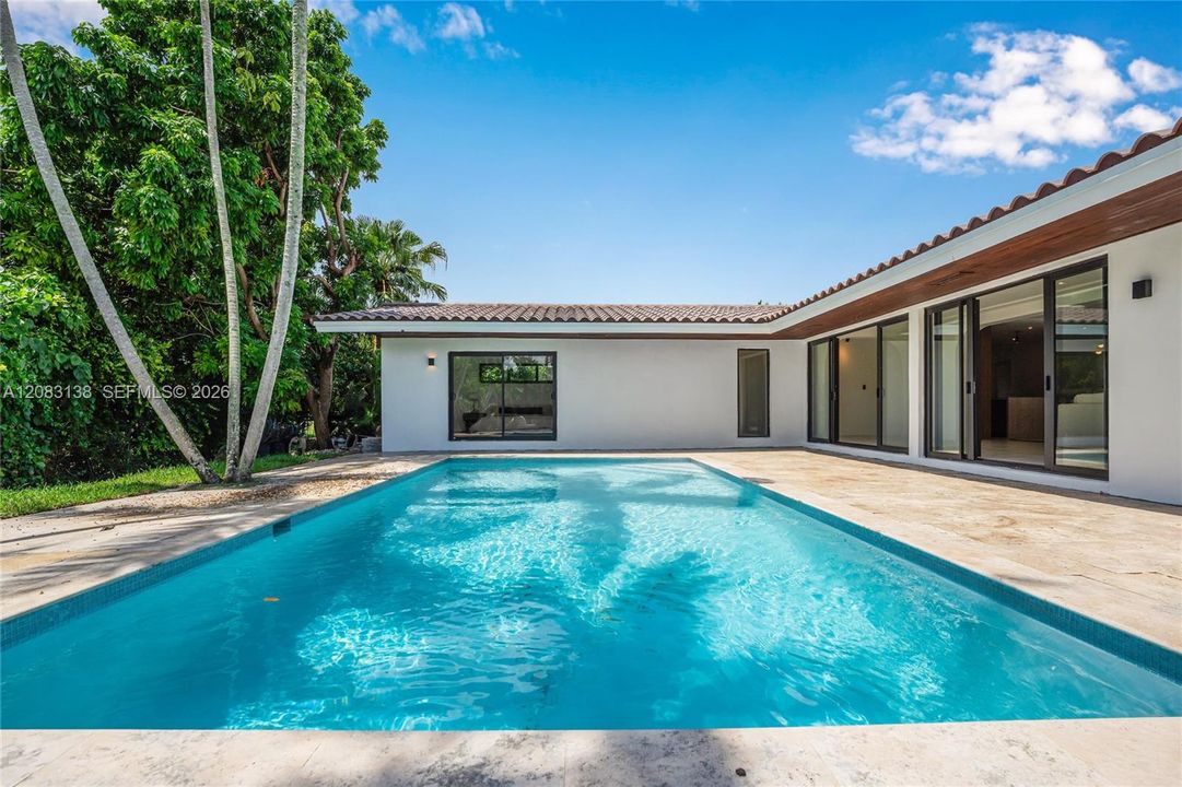 En Venta: $3,495,000 (4 camas, 3 baños, 2416 Pies cuadrados)
