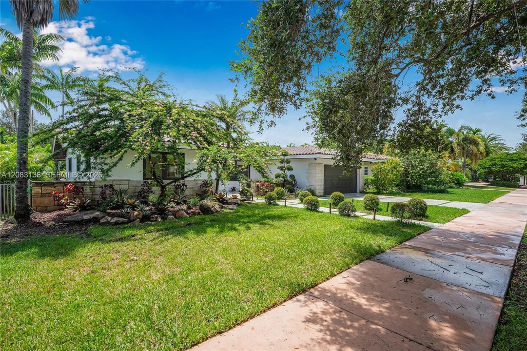 En Venta: $3,495,000 (4 camas, 3 baños, 2416 Pies cuadrados)