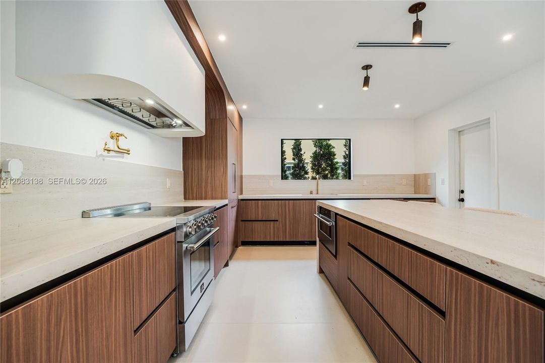 En Venta: $3,495,000 (4 camas, 3 baños, 2416 Pies cuadrados)