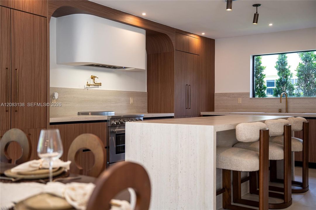En Venta: $3,495,000 (4 camas, 3 baños, 2416 Pies cuadrados)