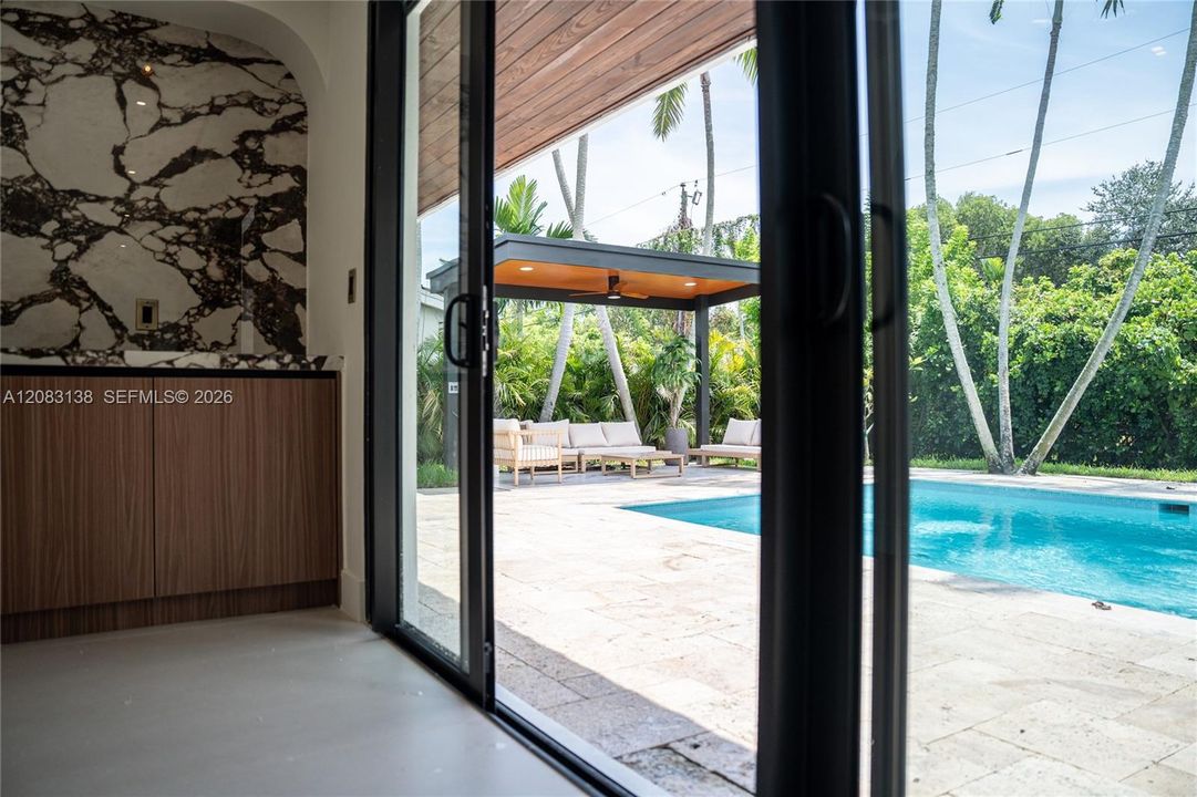 En Venta: $3,495,000 (4 camas, 3 baños, 2416 Pies cuadrados)