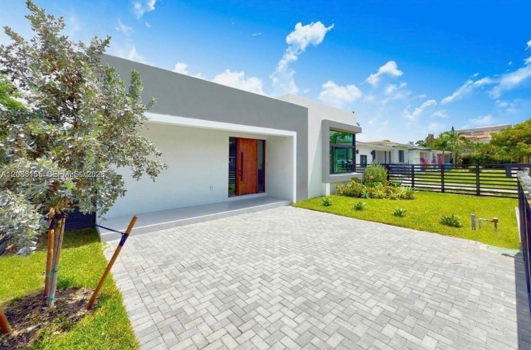 En Venta: $395,000 (0.11 acres)