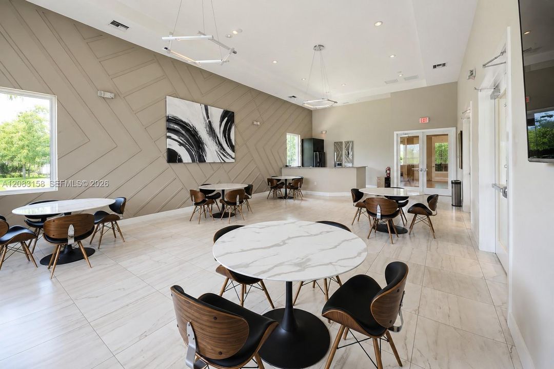 En Renta: $2,800 (4 camas, 3 baños, 1700 Pies cuadrados)