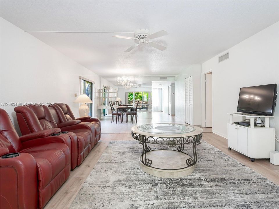 For Sale: $319,000 (2 beds, 2 baths, 1231 Square Feet)