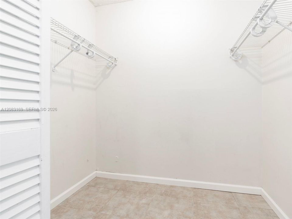 For Sale: $319,000 (2 beds, 2 baths, 1231 Square Feet)