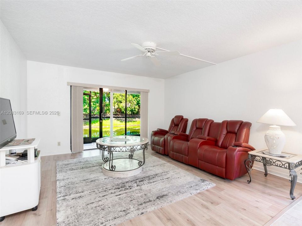 For Sale: $319,000 (2 beds, 2 baths, 1231 Square Feet)