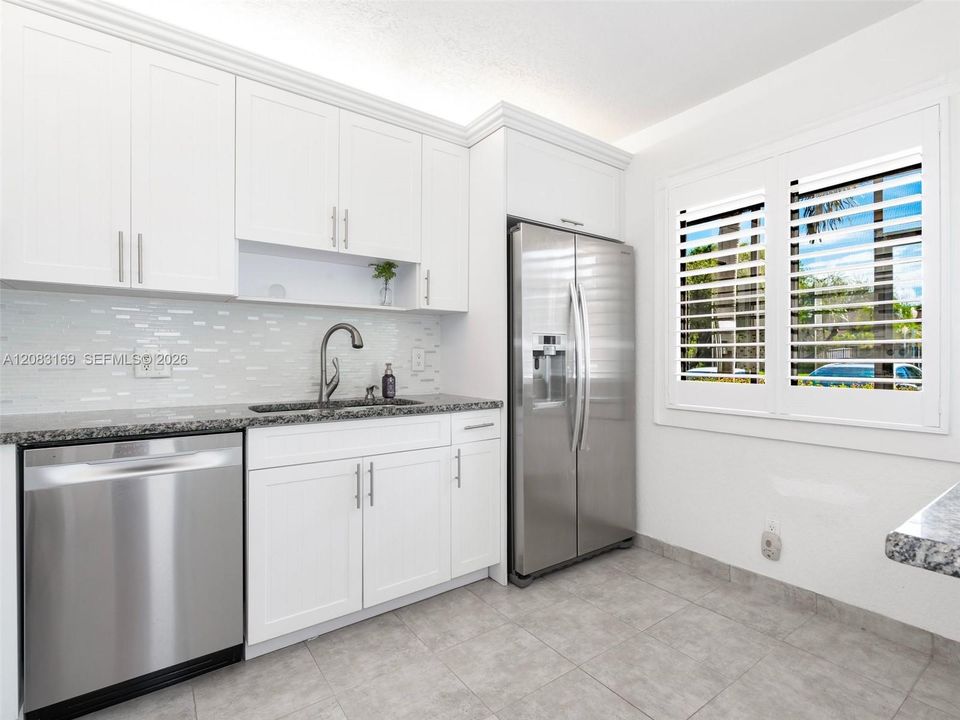 For Sale: $319,000 (2 beds, 2 baths, 1231 Square Feet)