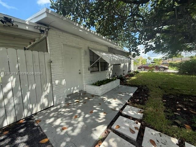 For Rent: $2,300 (3 beds, 1 baths, 0 Square Feet)