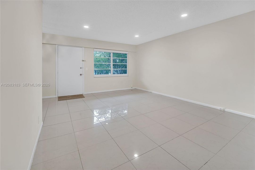 На продажу: $175,000 (2 спален, 1 ванн, 954 Квадратных фут)
