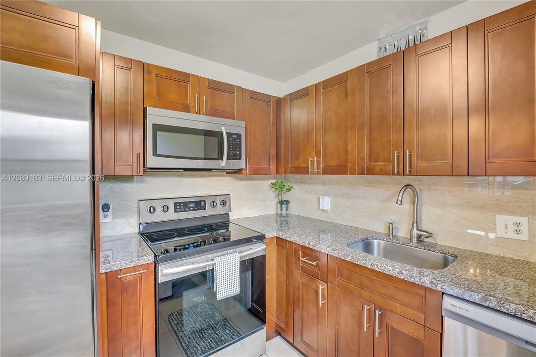 На продажу: $175,000 (2 спален, 1 ванн, 954 Квадратных фут)