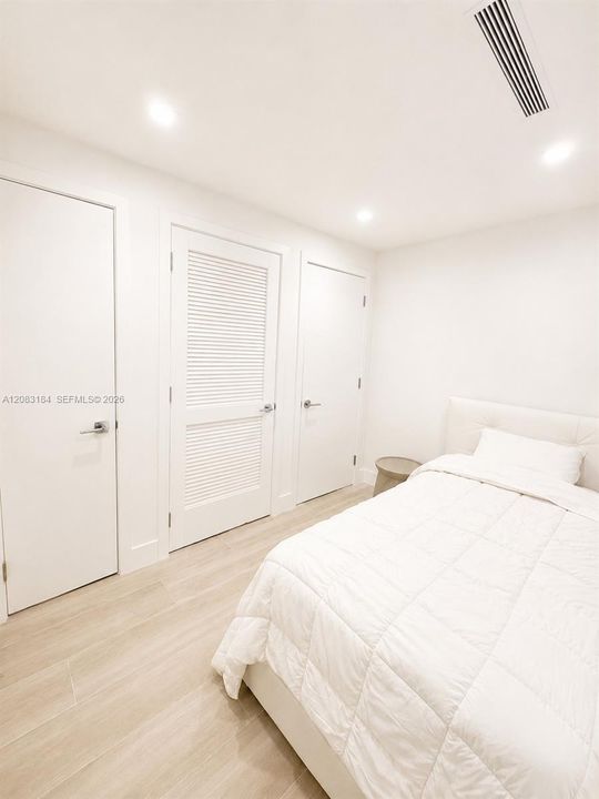 Den/ bedroom