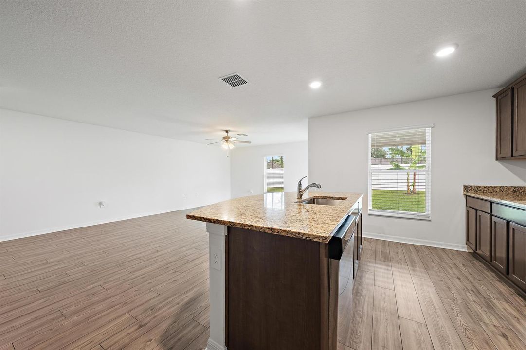 790 NW Kingston St-10