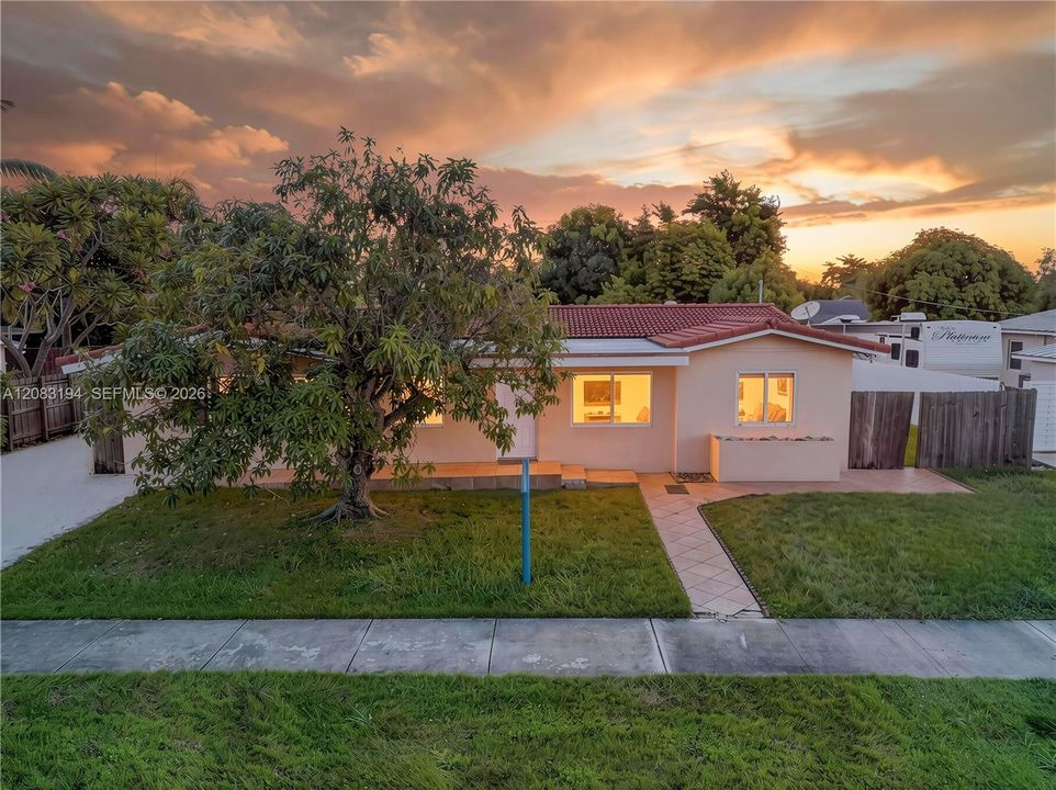 En Venta: $699,000 (5 camas, 3 baños, 1840 Pies cuadrados)