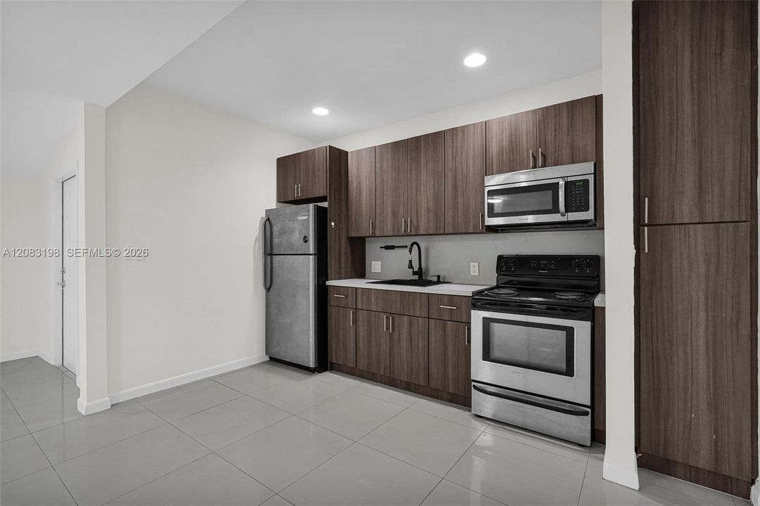 For Rent: $2,150 (1 beds, 1 baths, 800 Square Feet)