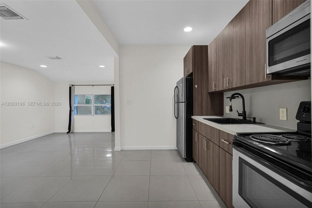 For Rent: $2,150 (1 beds, 1 baths, 800 Square Feet)