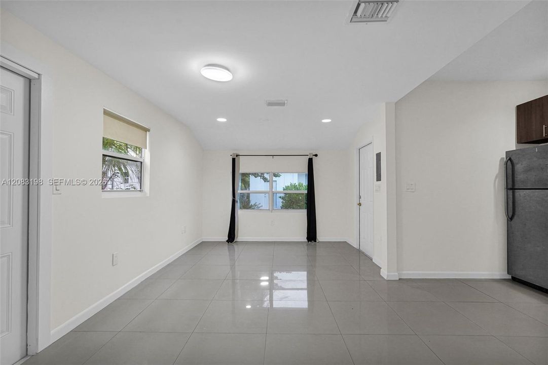 For Rent: $2,150 (1 beds, 1 baths, 800 Square Feet)