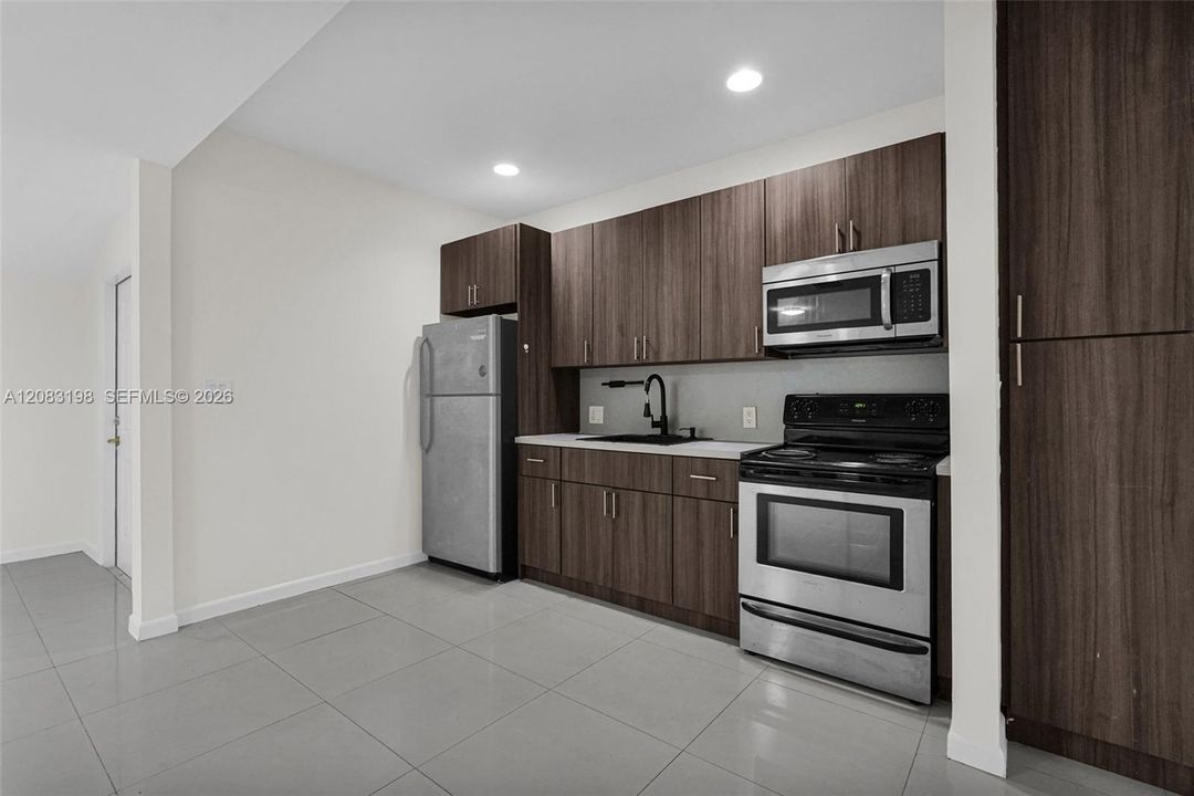 For Rent: $2,150 (1 beds, 1 baths, 800 Square Feet)