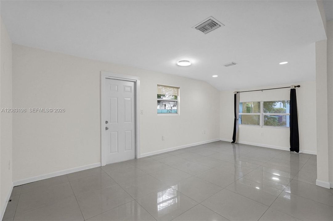 For Rent: $2,150 (1 beds, 1 baths, 800 Square Feet)