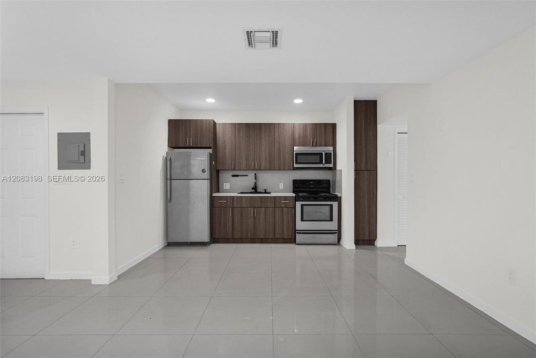 For Rent: $2,150 (1 beds, 1 baths, 800 Square Feet)