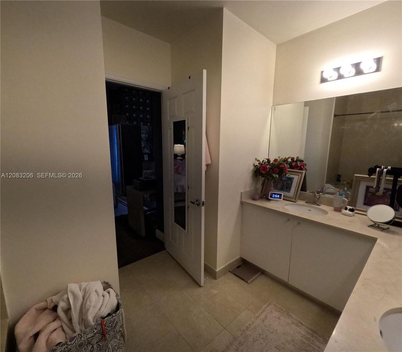 На продажу: $320,000 (2 спален, 2 ванн, 1076 Квадратных фут)