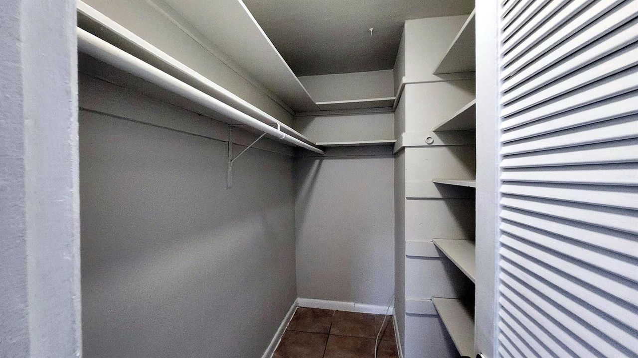 09_walk_in_closet