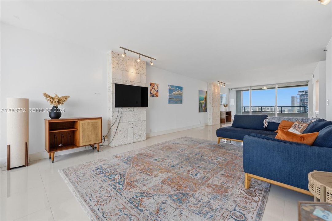 For Sale: $1,015,000 (2 beds, 2 baths, 1640 Square Feet)