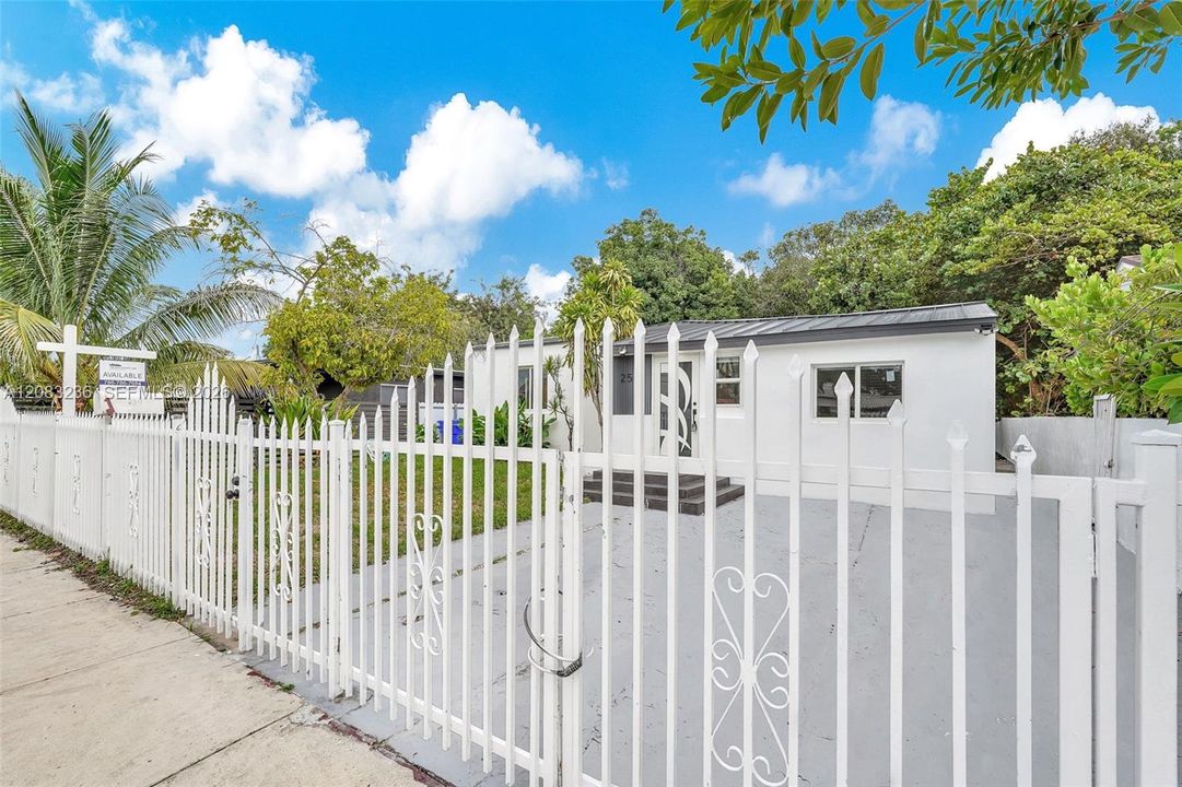 For Rent: $4,500 (4 beds, 3 baths, 1244 Square Feet)