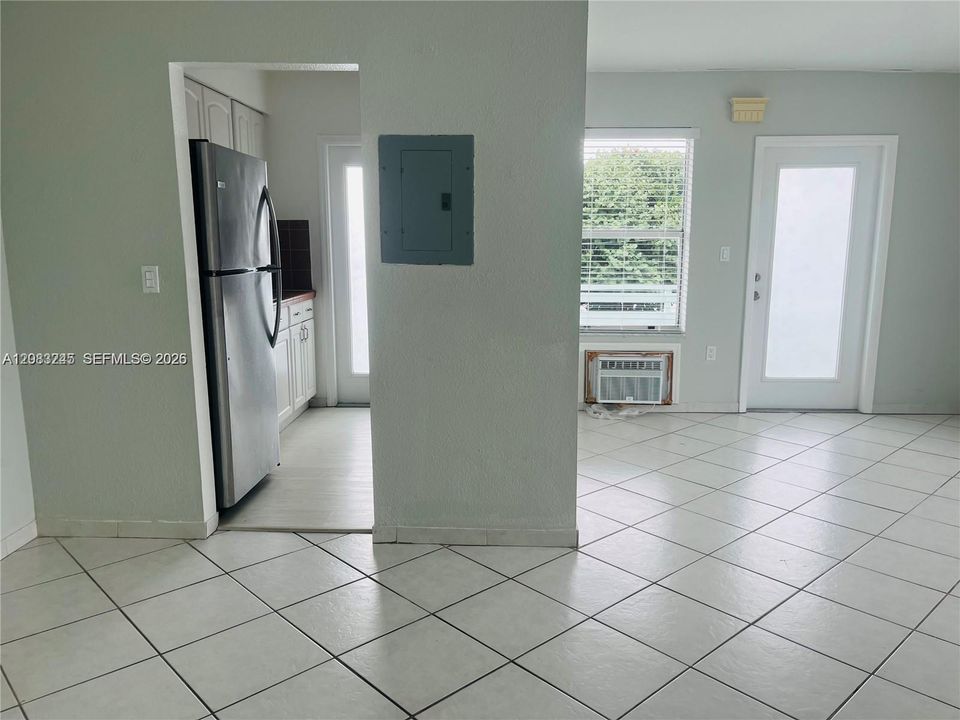For Rent: $1,700 (1 beds, 1 baths, 663 Square Feet)