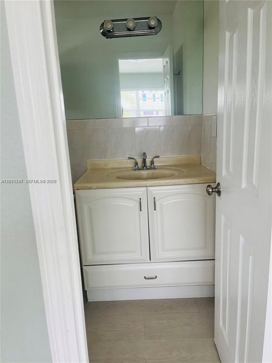 For Rent: $1,700 (1 beds, 1 baths, 663 Square Feet)