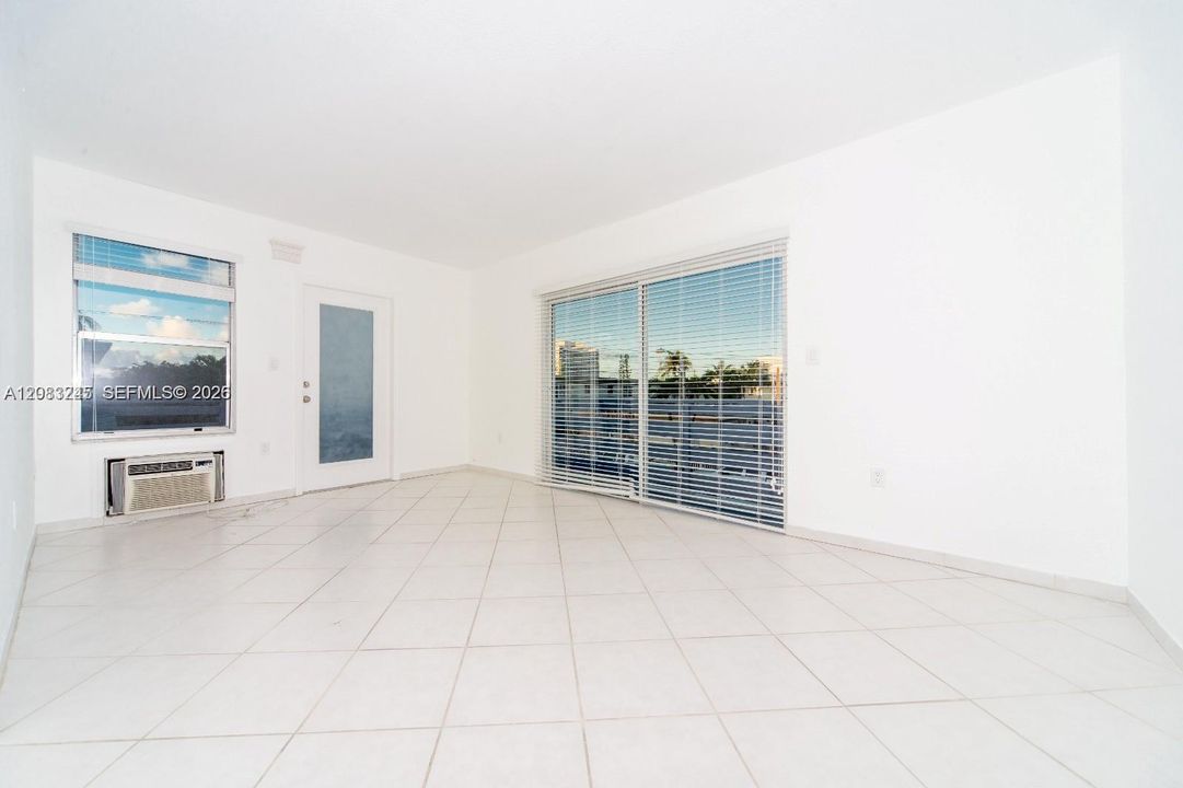 For Rent: $1,700 (1 beds, 1 baths, 663 Square Feet)