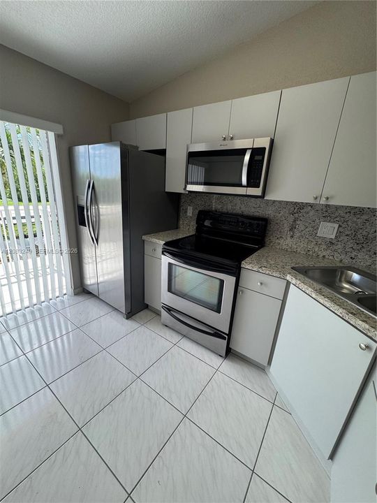 В аренду: $2,500 (2 спален, 2 ванн, 970 Квадратных фут)